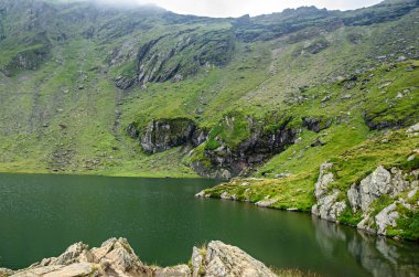 Fagaras dağlar Transfagarasan yolu üzerindeki Balea (Balea Lac) adında buzul Gölü.