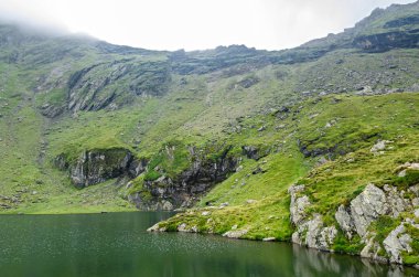 Fagaras dağlar Transfagarasan yolu üzerindeki Balea (Balea Lac) adında buzul Gölü.
