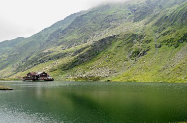 Fagaras dağlar Transfagarasan yolu üzerindeki Balea (Balea Lac) adında buzul Gölü.