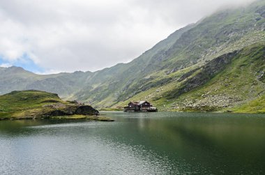 Fagaras dağlar Transfagarasan yolu üzerindeki Balea (Balea Lac) adında buzul Gölü.
