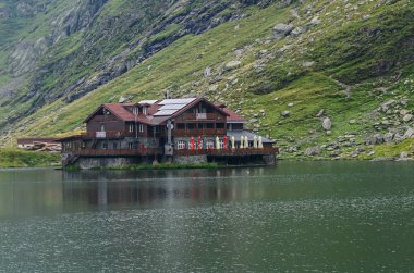 Fagaras dağlar Transfagarasan yolu üzerindeki Balea (Balea Lac) adında buzul Gölü.