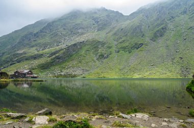 Fagaras dağlar Transfagarasan yolu üzerindeki Balea (Balea Lac) adında buzul Gölü.
