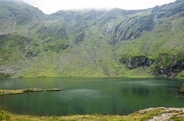 Fagaras dağlar Transfagarasan yolu üzerindeki Balea (Balea Lac) adında buzul Gölü.