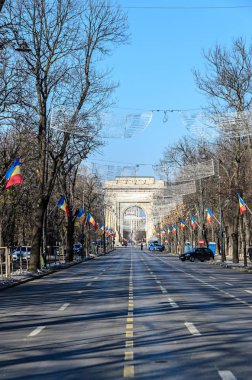 Bucharest, Romanya - 1 Aralık 2018: Ulusal gün Romanya (ZIUA Nationala Centenar), Arch Triumph (Arcul de Triumf) Bükreş Romanya, Romanya bayraklı uluslararası gün görüntülemek Kisseleff Avenue.