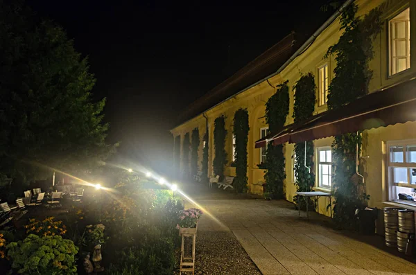 细节从室外花园的老宫殿布鲁肯塔尔阿夫里格 夜间时间 — 图库照片