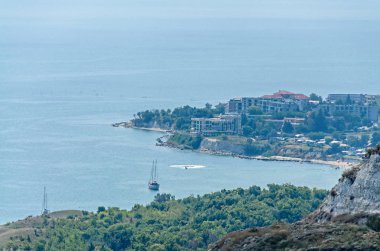 Karadeniz'in mavi berrak sularının yakınındaki Trakya kayalıkları