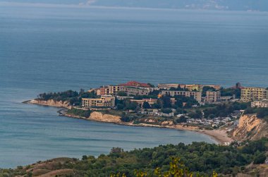 Karadeniz'in mavi berrak sularının yakınındaki Trakya kayalıkları