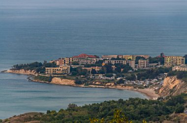 Karadeniz'in mavi berrak sularının yakınındaki Trakya kayalıkları