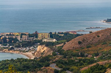 Karadeniz'in mavi berrak sularının yakınındaki Trakya kayalıkları
