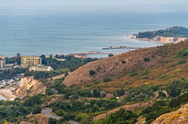 Karadeniz'in mavi berrak sularının yakınındaki Trakya kayalıkları