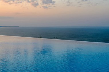 Deniz okyanusuna kristal mavisu manzaralı sonsuzluk havuzu