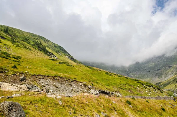 De Transfagarasan Road in Fagaras Mountains, Carpathians met g — Stockfoto
