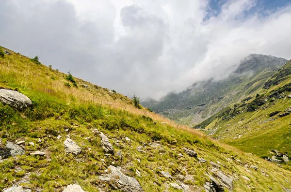The Transfagarasan road in Fagaras mountains, Carpathians with g — Stock Photo, Image
