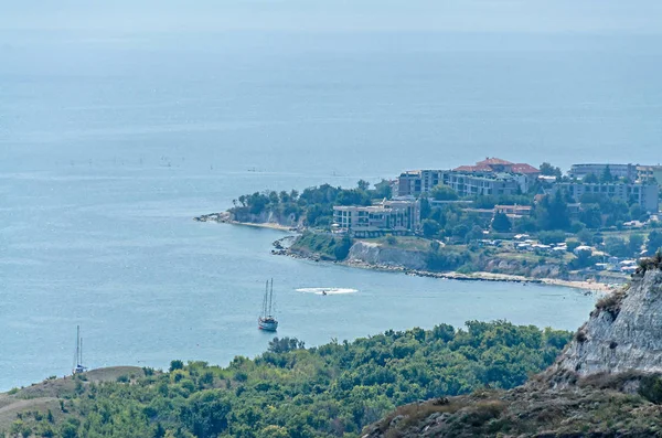 Karadeniz'in mavi berrak sularının yakınındaki Trakya kayalıkları