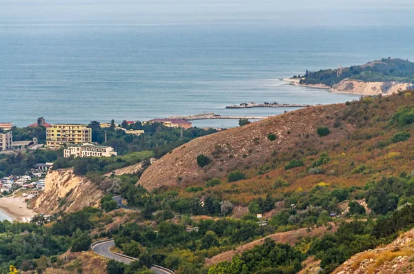 Karadeniz'in mavi berrak sularının yakınındaki Trakya kayalıkları