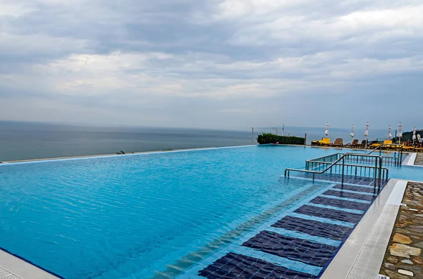 Piscina a sfioro con vista mare cristallina sull'oceano — Foto Stock