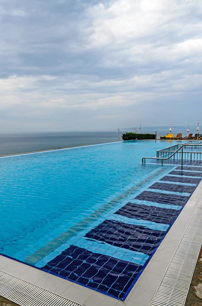 Piscina a sfioro con vista mare cristallina sull'oceano — Foto Stock