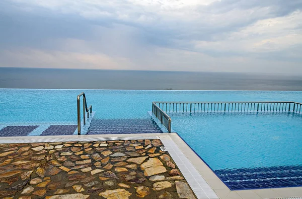 Piscina a sfioro con vista mare cristallina sull'oceano — Foto Stock