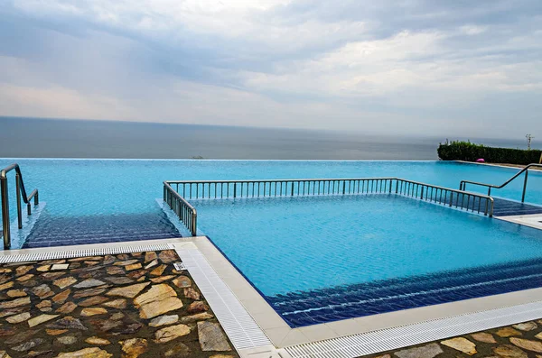 Piscina a sfioro con vista mare cristallina sull'oceano — Foto Stock