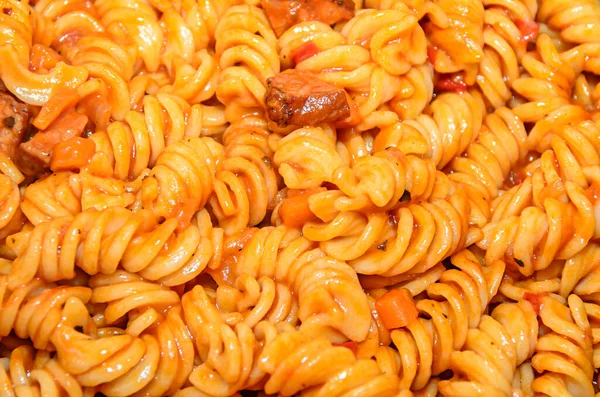 Makaron Spaghetti Czerwonym Sosem Pomidorowym Arrabiata Grzybami Bekon Parmezan — Zdjęcie stockowe