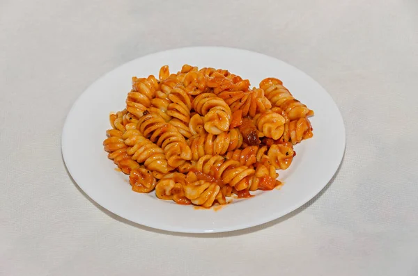 Biały Talerz Makaronem Spaghetti Czerwonym Sosem Pomidorowym Arrabiata Grzybami Bekon — Zdjęcie stockowe