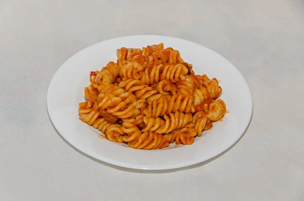 Biały Talerz Makaronem Spaghetti Czerwonym Sosem Pomidorowym Arrabiata Grzybami Bekon — Zdjęcie stockowe