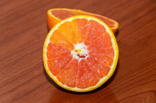 Pół Pomarańczowy Soczysty Owoc Zbliżenie Tło Drewna — Zdjęcie stockowe