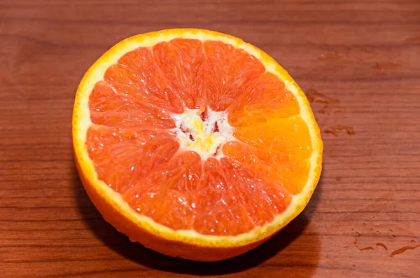 Pół Pomarańczowy Soczysty Owoc Zbliżenie Tło Drewna — Zdjęcie stockowe