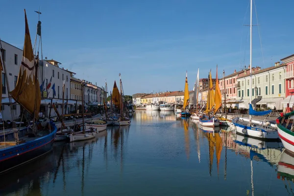 Bir Cesenatico, İtalya - 29 Haziran 2018: Görünüm Porto Canale, Cesenatico kasaba İtalya Adriyatik kıyısındaki merkezi kanalda.