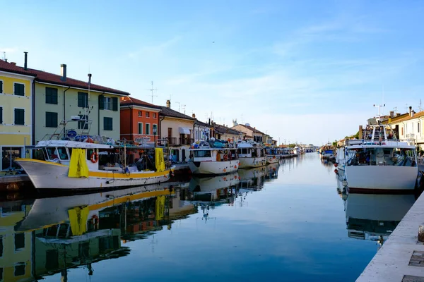 Bir Cesenatico, İtalya - 29 Haziran 2018: Görünüm Porto Canale, Cesenatico kasaba İtalya Adriyatik kıyısındaki merkezi kanalda.
