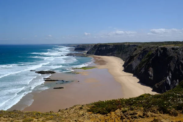 Yaz Atlantik Okyanusu kayalık sahil sahne Algarve, Portekiz