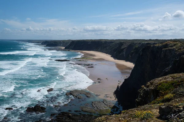 Yaz Atlantik Okyanusu kayalık sahil sahne Algarve, Portekiz