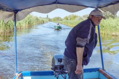 Otantik kayıkçı zevk tekneyle tenteli, Tuna Nehri, Vilkovo, Ukrayna