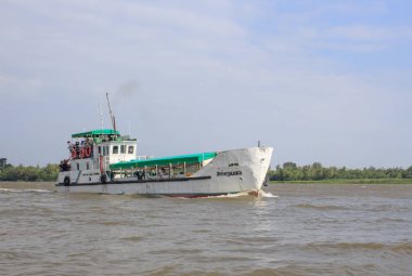 Vilkovo, Ukrayna - Mayıs, 26, 2018: tekne turist Tuna Nehri üzerinde bir grup ile güneşli bir günde zevk..