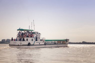 Vilkovo, Ukrayna - Mayıs, 26, 2018: tekne turist Tuna Nehri üzerinde bir grup ile güneşli bir günde zevk..