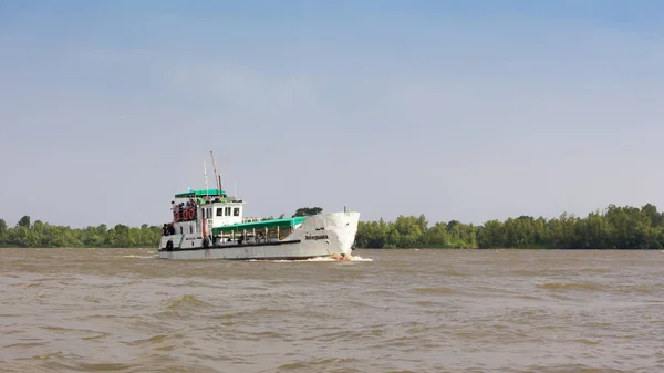 Vilkovo, Ukraina - maj, 26, 2018: Fritidsbåt med en grupp turister på floden Donau en solig dag. — Stockfoto