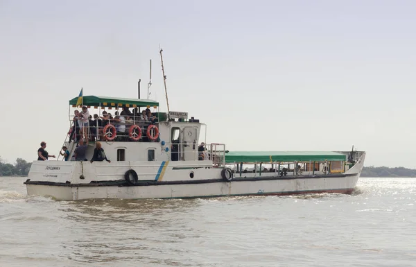 Vilkovo, Ucrânia - 26 de maio de 2018: Barco de recreio com um grupo de turistas no rio Danúbio em um dia ensolarado . — Fotografia de Stock