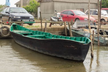 Vilkovo, Ukrayna - Mayıs, 26, 2018: Bir kanal boyunca sokak ve balıkçı tekneleri