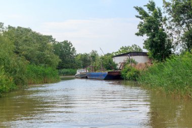 Tuna Nehri ve küçük bir ev ve bir yaz günü teknede görünümünü. Vilkovo, Ukrayna