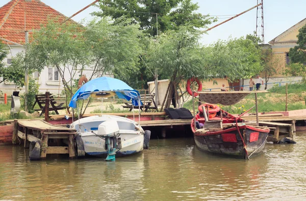Vilkovo, Ucrânia - 26 de maio de 2018: Um canal ao longo da rua e barcos de pesca — Fotografia de Stock