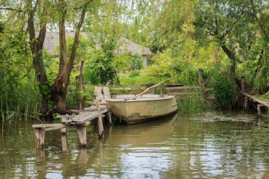 Tuna Nehri ve balıkçı teknesi kıyıya bir yaz günü yakın. Vilkovo, Ukrayna