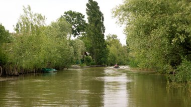 Güzel nehir manzara nehir boyunca gidiş bir küçük bir balıkçı teknesi ile