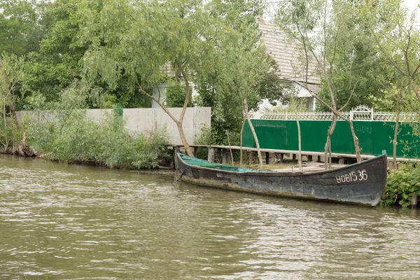 Rio Danúbio e barco de pesca perto da costa em um dia de verão. Vilkovo, Ucrânia — Fotografia de Stock