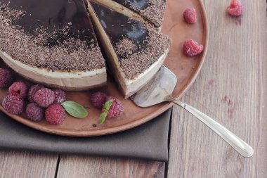 Creme brulee ve ahududu tatlı