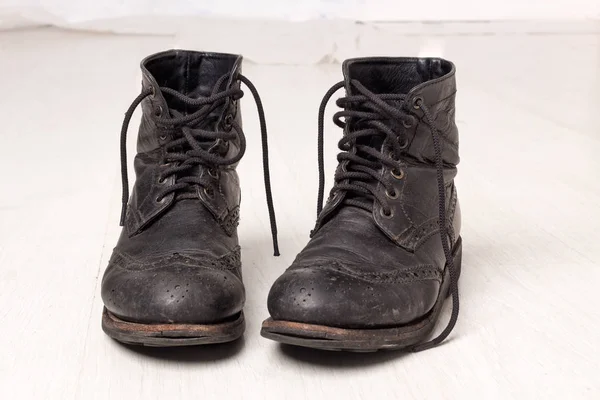 一双旧的皮革黑色嬉皮士靴子 — 图库照片
