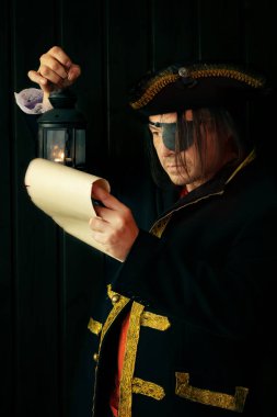 Bir parşömen okuyan bir ortaçağ korsan Portresi 