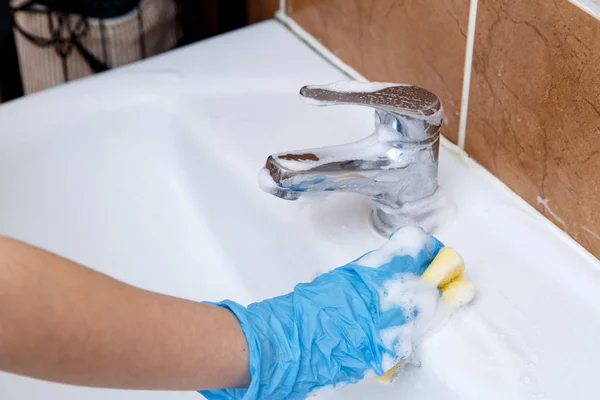 Kadınların Mavi Eldivenli Elleri Ile Özel Bir Lavabo Lavabo Temiz — Stok fotoğraf