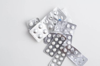 Eski bir cıva termometre beyaz izole arka planda ilaçlarla. Üstten Görünüm