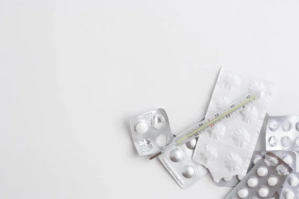 Velho Termómetro Mercúrio Com Medicamentos Num Fundo Branco Isolado Vista — Fotografia de Stock