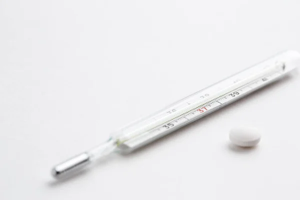 Velho Termómetro Mercúrio Com Medicamentos Num Fundo Branco Isolado Vista — Fotografia de Stock